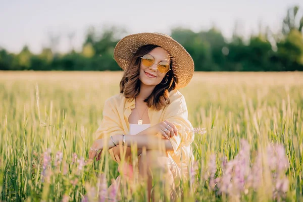 Portrait Rural Stylish Woman Straw Hat Posing Fresh Wheat Field — Foto Stock