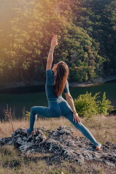 Yogi Woman Top High Mountain Doing Yoga Practice Deep Breathing — Stock Fotó