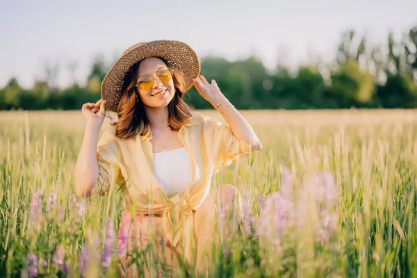 Portrait Happy Woman Straw Hat Fresh Green Wheat Field Grass — ストック写真