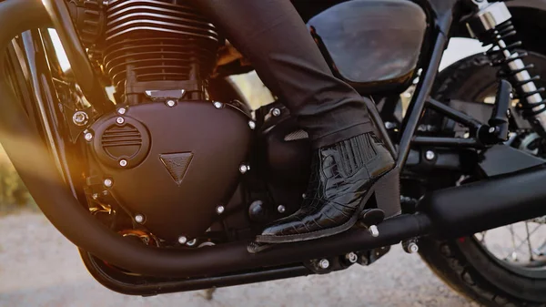 Beine Einer Stilvollen Motorradfahrerin Die Auf Einem Klassischen Fahrrad Sitzt — Stockfoto