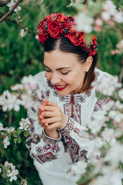 Attractive Ukrainian Woman Traditional Embroidery Vyshyvanka Dress Red Flowers Wreath — Stockfoto