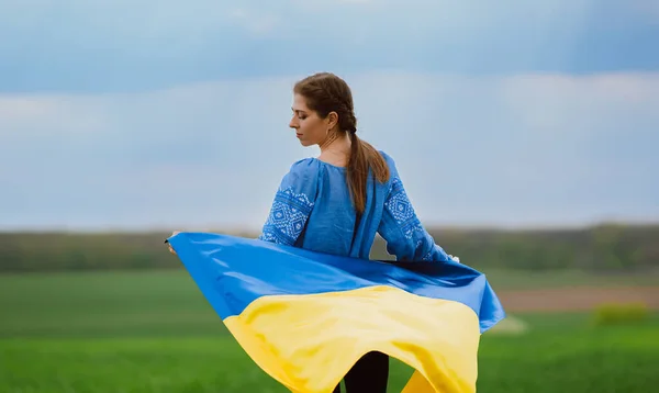 Прекрасна Українка Національним Прапором Зеленому Тлі Молода Пані Блакитної Вишивки — стокове фото