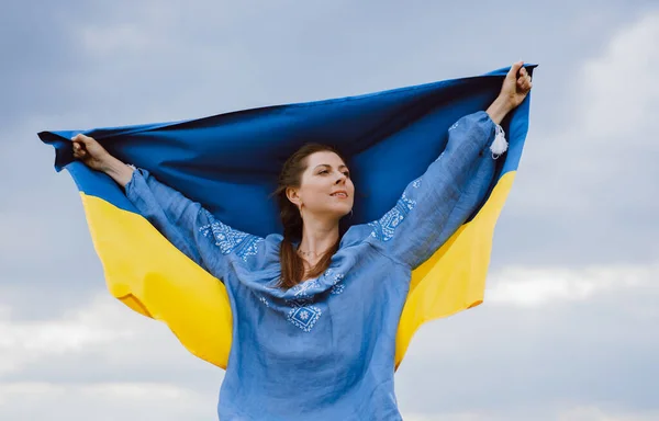 Щаслива Вільна Українка Національним Прапором Драматичному Тлі Неба Портрет Леді — стокове фото