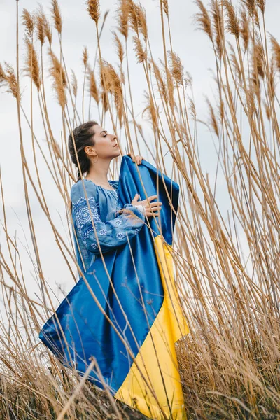 Sorrowful Ukrainian Woman National Flag Natural Reeds Background Lady Blue — Stockfoto