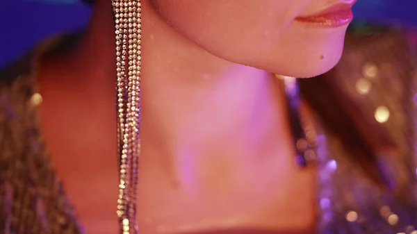 Gorgeous Woman Long Crystal Earrings Posing Pool Night Brilliant Jewelry — Zdjęcie stockowe
