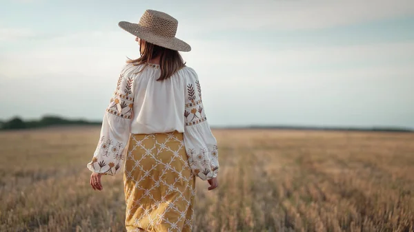 Unrecognizable Ethnic Woman Walking Wheat Field Harvesting Attractive Lady Embroidery — Fotografia de Stock