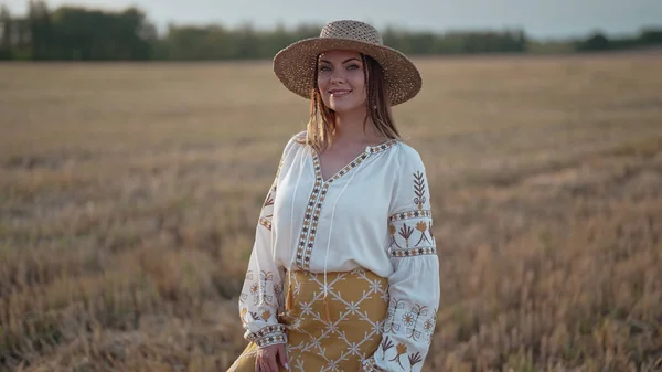 Portrait Ukrainian Woman Wheat Field Harvesting Attractive Cheerful Lady Embroidery — Stockfoto