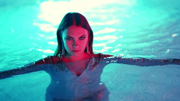 Beautiful Woman Posing Pool Water Neon Color Light Party Attractive — ストック写真