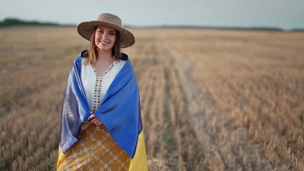 Smiling Ukrainian Woman National Flag Wheat Field Harvesting Charming Rural — Fotografia de Stock