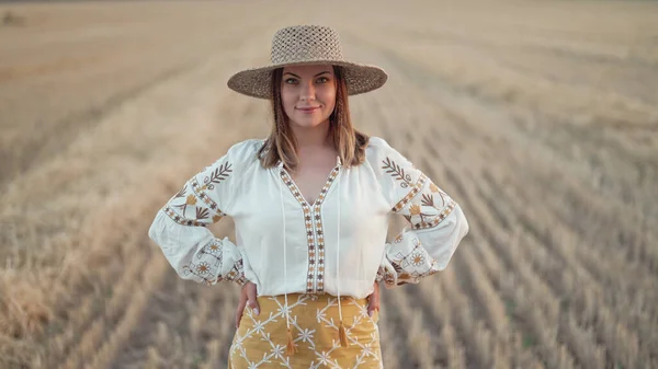 Portrait Ukrainian Woman Wheat Field Harvesting Attractive Cheerful Lady Embroidery — Zdjęcie stockowe