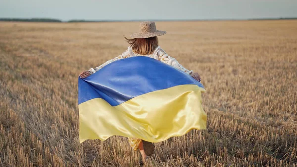 Українська Патріотична Жінка Працює Національним Прапором Пшениці Гарна Дівчина Вишитій — стокове фото