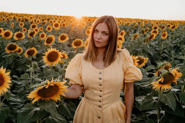 Pretty Woman Retro Dress Posing Sunflowers Field Vintage Timeless Fashion — Fotografia de Stock