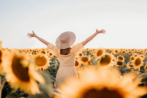 Woman Open Arms Sunflowers Field Yellow Colors Warm Toning Free — Stockfoto