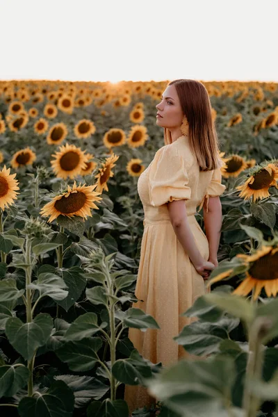 Pretty Woman Retro Dress Posing Sunflowers Field Vintage Timeless Fashion — Fotografia de Stock