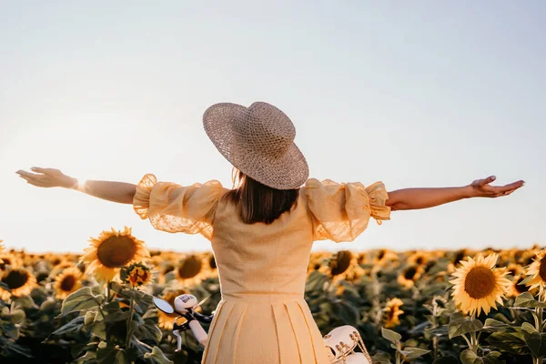 Woman Open Arms Sunflowers Field Yellow Colors Warm Toning Free — Stockfoto