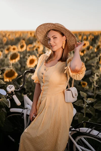 Attractive Woman Timeless Dress Retro Styled Bicycle Sunflowers Field Vintage — Stock Fotó