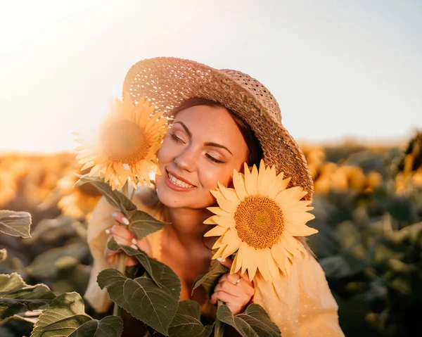 Beautiful Young Woman Straw Hat Posing Sunflowers Blooming Field Happy — Stockfoto