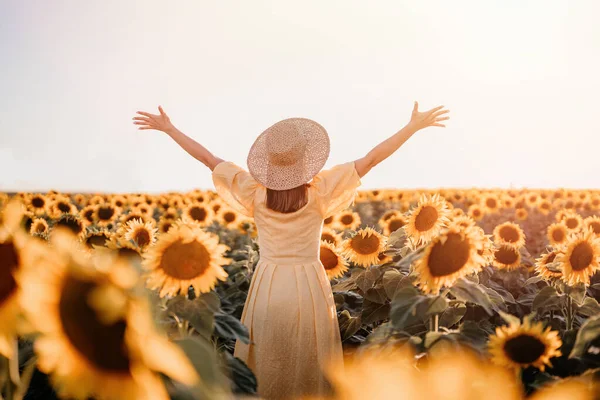Woman Open Arms Sunflowers Field Yellow Colors Warm Toning Free — Stockfoto
