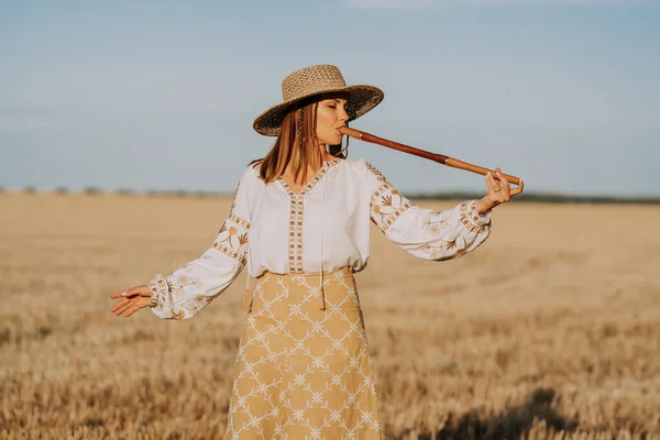 Rural Woman Plays Wooden Flute Ukrainian Telenka Tylynka Wheat Field — Foto Stock