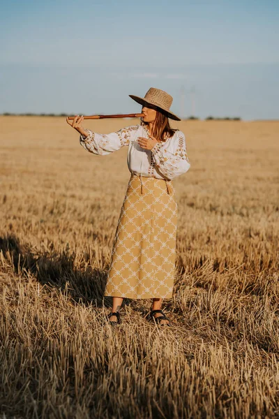 Woman Playing Woodwind Wooden Flute Ukrainian Telenka Tylynka Wheat Field — Foto Stock