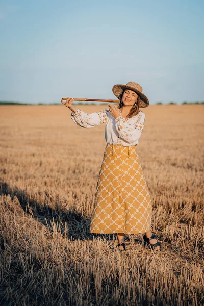 Rural Woman Plays Wooden Flute Ukrainian Telenka Tylynka Wheat Field — Foto Stock