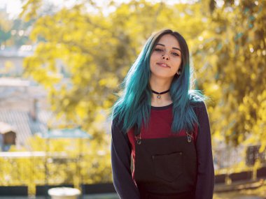 Sokak serseri veya hippi kız boş eski Avrupa sokak zevk. Burun, menekşe lensler ve sıradışı saç modeli delici mavi boyalı saçlı Genç kız portresi.