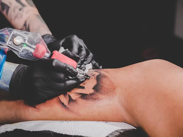 Close View Tattoo Artist Demonstrates Process Getting Black Skull Tattoo — Stock Photo, Image