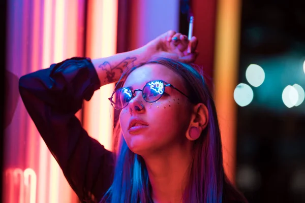 Bin Yıllık Gizemli Güzel Kızla Gece Parlak Neon Duvarının Yakınında — Stok fotoğraf