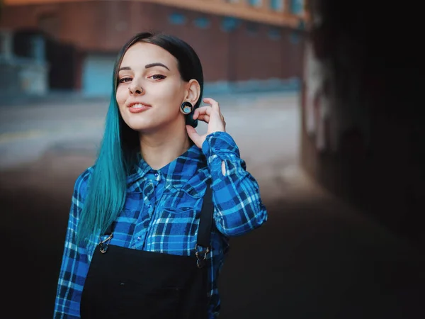 Street Punk Hipster Girl Blue Dyed Hair Woman Piercing Nose — Stock fotografie