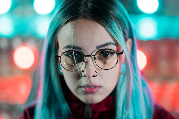 Menina Hipster Com Cabelo Tingido Azul Lantejoulas Douradas Como Sardas — Fotografia de Stock