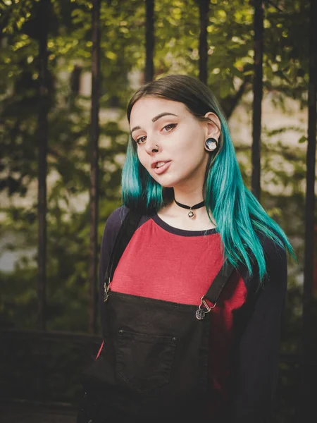 Straat Punk Hipster Meisje Genieten Van Lege Oude Europese Straat — Stockfoto