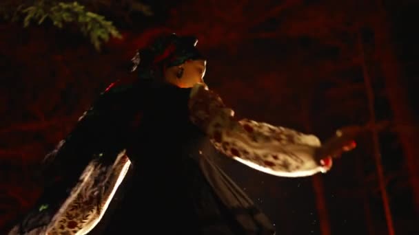 Χορεύτρια Γυναίκα Παραδοσιακό Ουκρανικό Μαντήλι Και Κοστούμι Σκούρο Φόντο Δάσος — Αρχείο Βίντεο