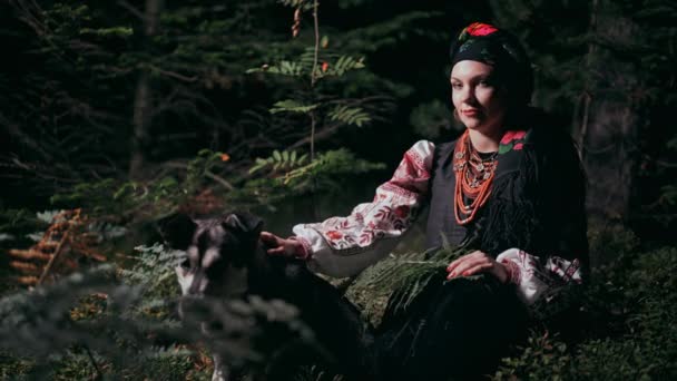 Nocny Portret Ukraińskiej Kobiety Psem Lesie Tradycyjna Chusteczka Naszyjnik Kostium — Wideo stockowe