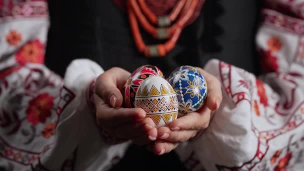 手の中に保持ウクライナの女性イースターエッグ 美しい幾何学的なスラブ装飾品 本物の刺繍のVyshyvanka衣装の女性 高品質4K映像 — ストック動画