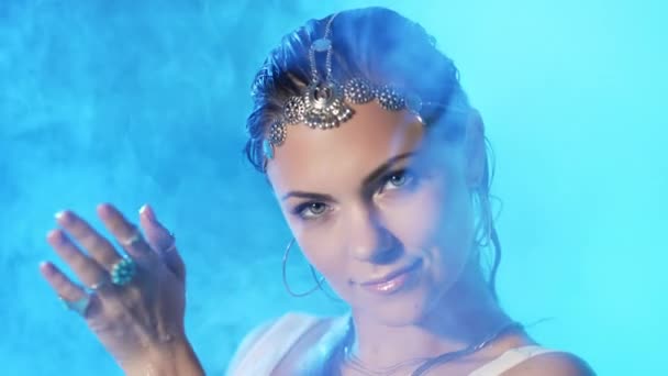 Krásná Vlhká Žena Pózující Bazénové Vodě Pod Neonovou Barvou Světla — Stock video