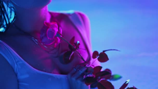 Sexig Kvinna Med Ros Blomma Blått Vatten Färgglada Neon Ljus — Stockvideo