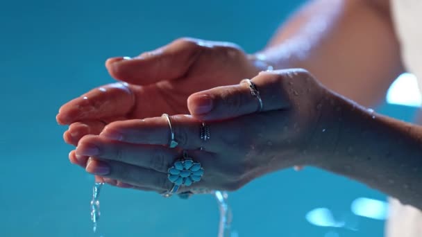 Czysta Woda Kobiecych Rękach Palmy Cygańskimi Pierścieniami Boho Trzymające Czystą — Wideo stockowe