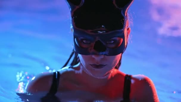 Donna Sexy Maschera Lattice Coniglietto Nuotare Piscina Notte Pulcino Attraente — Video Stock