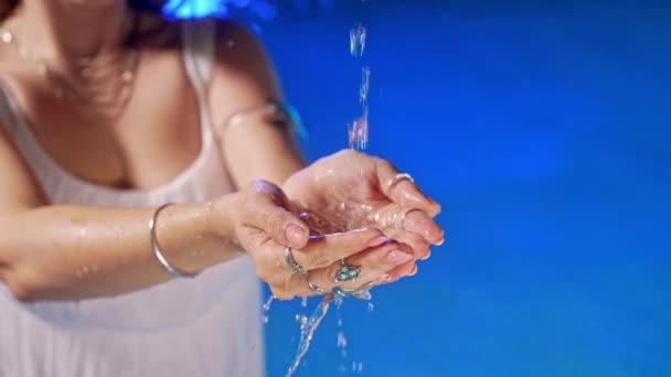 Καθαρή Ροή Νερού Χύνεται Στην Παλάμη Των Γυναικών Χέρια Δαχτυλίδια — Αρχείο Βίντεο