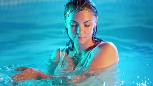 Krásná Žena Pózuje Bazénové Vodě Pod Neonovou Barvou Světla Party — Stock video