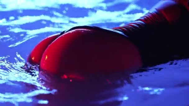 Сексуальна Жінка Плавальному Костюмі Рухає Сідниці Під Водою Басейні Неонове — стокове відео