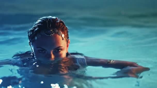 Чарівна Жінка Плаває Половиною Обличчя Під Водою Приваблива Дівчина Одязі — стокове відео