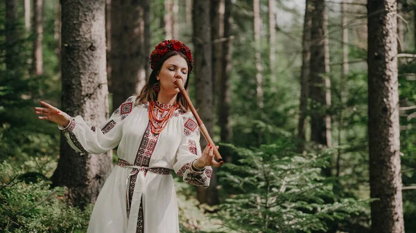 Ahşap Flüt Çalan Genç Bir Kadın Ukrayna Pembe Dizisi Orman — Stok fotoğraf