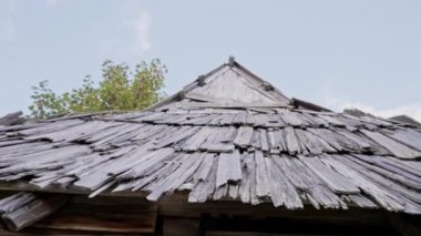 Karpat Dağları 'nın çayırındaki eski ahşap kulübe. Çobanın sürünün koliba köyünde yaşadığı otantik eko. Paskalya Avrupa 'sında XIX yüzyıllık binalar. Yüksek kalite 4k görüntü