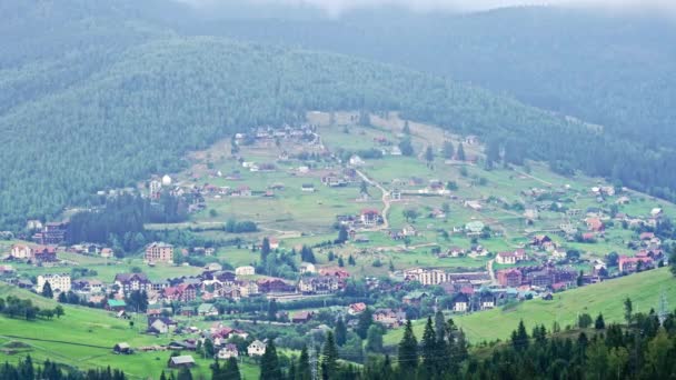 Øverste Utsikt Bukovel Landsbyen Karpatene Ukraina Skiferilandskap Liten Bosetning Fjell – stockvideo