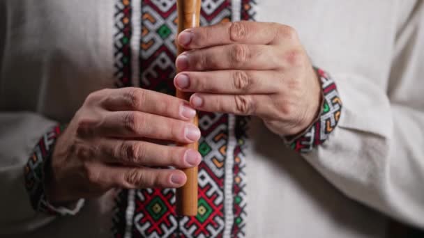 Mani Uomo Che Gioca Flauto Legno Vento Legno Sopilka Ucraino — Video Stock