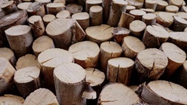 Doğranmış ve istiflenmiş odun yığınları. Şömine ve fırınlarda ısıtma için yakıt. Soğuk kış için odun yığını hazırlığı. Yenilenebilir enerji doğal kaynakları kavramı. Yüksek kalite 4k görüntü