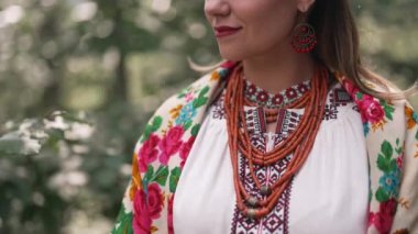 Geleneksel Ukrayna mücevher kolyesi, elbise, mendil ve gerdan giymiş güzel bir kadın. Ulusal kostümlü bayan - vyshyvanka ve ormanın arka planında antik mercan boncukları. Yüksek kaliteli görüntüler