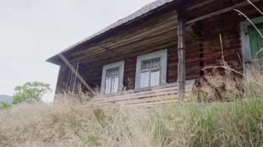 Karpat Dağları 'nın çayırındaki eski ahşap kulübe. Çobanın sürünün koliba köyünde yaşadığı otantik eko. Paskalya Avrupa 'sında XIX yüzyıllık binalar. Yüksek kalite 4k görüntü