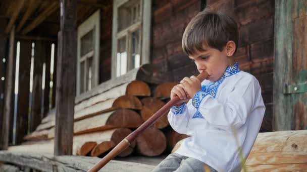 Bambino Che Gioca Flauto Legno Vento Legno Sopilka Ucraino Concetto — Video Stock